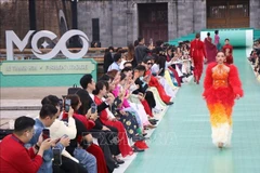 Показ мод «Hello Cosmo From Vietnam» сезона 2 открыл путь Miss Cosmo 2025 в Хуэ. Фото: ВИА.