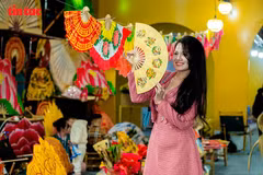 Туристы знакомятся и получают впечатления на Фестивале кулинарии и туризма ремесленных деревень и улиц ремесел Ханоя. Фото: ВИА.