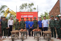 Руководство провинции Даклак вместе с жителями коммуны Тюианбак провело церемонию закладки фундамента для строительства жилья. Фото: ВИА.