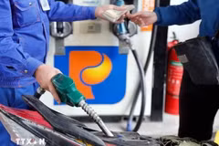 Покупка и продажа топлива на автозаправочной станции Petrolimex на улице Чан Хынг Дао в Ханой. Фото: ВИА.