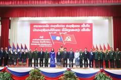 Вице-президент Вьетнама Во Тхи Ань Суан и вице-президент Лаоса Пани Ятоту сфотографировались на память с делегатами на церемонии. Фото: ВИА. 