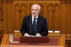 Господин Андраш Бака выступает перед Национальным собранием Венгрии в Будапеште после избрания Президентом, 11 августа 2026 года. Фото: Синьхуа/ВИА.