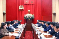 Генерал армии Лыонг Там Куанг, член Политбюро, министр общественной безопасности принимает господина Керри Персона, вице-президента по развитию центров обработки данных компании Amazon Web Services (AWS) Корпорации Amazon. Фото: ВИА.