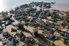 В течение последних трёх дней подъём уровня воды в реке Лам привёл к тому, что большинство домов жителей на островке Хонглам (деревня Хонглам, коммуна Нгисуан) оказалось глубоко затоплено. Фото: ВИА.