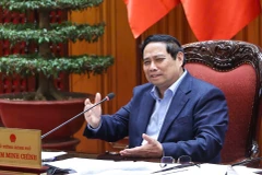 Премьер-министр Фам Минь Тьинь председательствует на заседании. Фото: ВИА.