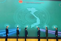 Делегаты нажимают кнопку запуска системы. Фото: kinhtedothi.vn.