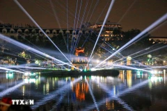 С 18 часов вечера 24 декабря многочисленные жители и туристы собрались вокруг озеро Хоанкием, чтобы дождаться открытия художественного светового пространства «Озеро Гыом – Башня Черепахи».