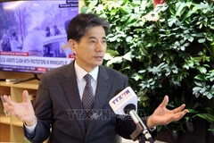 Квон Сон Тхэк, исполнительный вице-председатель Корейско-вьетнамской ассоциации культурно-экономического обмена (KOVECA), отвечает на вопросы корреспондента Вьетнамского Информационного Агентства в Республике Корея. Фото: ВИА.