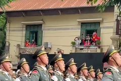 Китайские военнослужащие исполнили песню «Как будто с нами Дядя Хо в день великой победы» на генеральной репетиции.