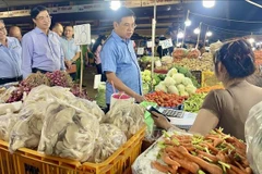 Заместитель председателя Народного комитета города Хошимин обсудил с торговцами вопросы обеспечения поставок и цен на оптовом рынке сельскохозяйственной и продовольственной продукции Хокмон. Фото: ВИА.