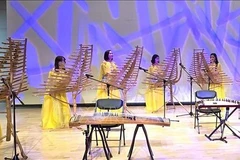 Артисты ансамбля «Нян Зуен» исполняют музыку на инструменте Т’рынг.