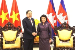 Председатель Национального собрания Чан Тхань Ман проводит двустороннюю встречу с Председателем Национальной ассамблеи Камбоджи Кхуон Судари. Фото: ВИА.