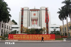 Лозунг, приветствующий важное политическое событие страны, установлен у здания Народного совета и Народного комитета города Ханой. Фото: ВИА.