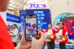 Посетители сохраняют красивые моменты на выставочном стенде ВИА. Фото: ВИА.