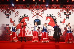 Выступление популярного Московского казачьего хора и ансамбля «Матрена Арт», которые представили публике знаменитые русские песни в озере Хоанкием. Фото: ВИА. 