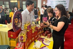 Презентация продукции OCOP 5-звёздочного уровня. (Фото: Vietnam+)