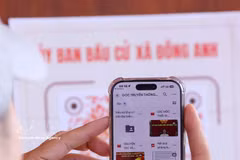 Избиратели сканируют QR-код с помощью смартфона, чтобы быстро проверить информацию, связанную с избирательными правами. Фото: ВИА.