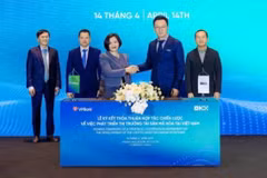 Представитель VPBank подписывает соглашение о сотрудничестве с OKX. Фото: sggp.org.vn