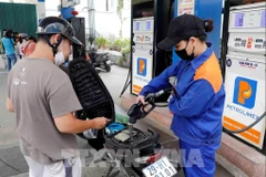 Продажа и покупка нефтепродуктов в одном из торговых пунктов на территории Ханоя. Фото: ВИА.