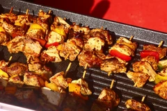 Филиппинский павильон на фестивале еды удивлял гостей мясом на шпажках. Фото: ВИА,