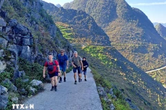 Иностранные туристы исследуют провинцию Туенкуанг. (Фото: ВИА).