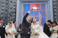 Ключевым акцентом «Дня счастливого Вьетнама — Vietnam Happy Fest 2025» стала коллективная свадебная церемония для 80 пар. Фото: Vietnam+.