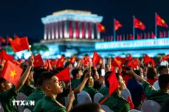 Зрители на художественно-политической программе на площади Ба Динь. (Фото: ВИА)