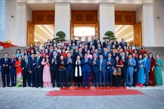 Премьер-министр Фам Минь Тьинь с выдающимися педагогами со всей страны. Фото: ВИА.