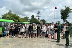 Граждане Вьетнама, переданные Камбоджей на международном контрольно-пропускном пункте Хоалы, провинция Донгнай. Фото: ВИА.