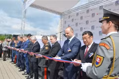 Заместитель Министра национальной обороны, генерал-полковник Фам Хоай Нам (второй справа) и представители делегаций перерезают ленточку на церемонии открытия IDEB 2026. Фото: Посольство Вьетнама в Словакии.