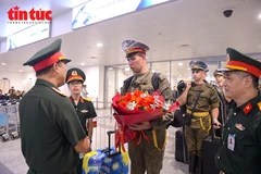 Руководство Командования столицы Ханоя встретило и вручило цветы в знак приветствия группе российских военнослужащих, прибывших во Вьетнам. Фото: ВИА.