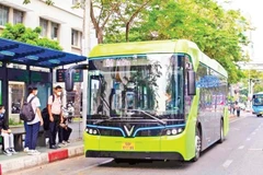 Электрические автобусы, инвестированные и эксплуатируемые компанией VinBus, отличаются дружелюбностью к пассажирам и формируют цивилизованный, современный облик транспортной системы. Фото: nhandan.vn.