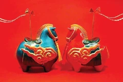 Произведение «Конь с цветами абрикоса», несущий на спине воздушного змея, приветствует Весну 2026. Фото: nhandan.vn