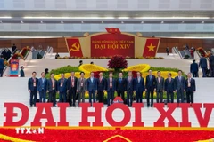 Посол Чинь Дык Хай (третий справа) вместе с делегатами XIV Всевьетнамского съезда Партии. Фото: ВИА.