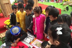 Написание каллиграфии и получение новогодних иероглифов в начале Весны также являются одними из форм интерактивных мероприятий на Весеннем фестивале 2026 года. Фото: Vietnam+.