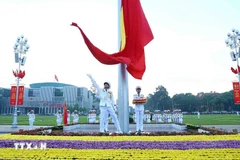 Церемония подъёма флага на площади Ба Динь. (Фото: ВИА)
