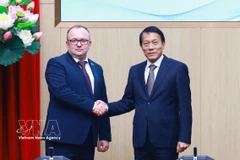 Генерал армии Лыонг Там Куанг, министр общественной безопасности, с председателем Государственного комитета судебных экспертиз Беларуси Волковым Алексеем Александровичем. Фото: ВИА.