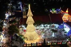 Елка из конических шляп нонла с тысячами огней, освещающими всю округу. Фото: ВИА.