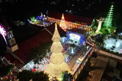 Елка из конических шляп нонла с тысячами огней, освещающими всю округу. Фото: ВИА.