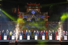 Делегаты нажимают кнопку, объявляя открытие Фестиваля сохранения и развития международных ремесленных деревень 2025 года. Фото: ВИА.