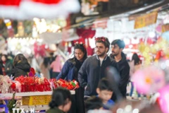 В сезон Рождества Ханой привлекает большое количество туристов, приезжающих на экскурсии и за покупками. Фото: ВИА.