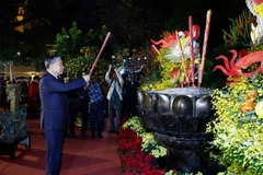 Генеральный секретарь То Лам возложил благовония к памятнику императору Ли Тхай То. Фото: ВИА.