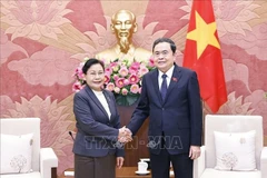 Председатель Национального собрания Чан Тхань Ман принимает госпожу Виенгтхонг Сипхандон, председателя Верховного народного суда Лаоса. Фото: ВИА.