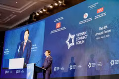 Заместитель Премьер-министра Нгуен Ван Тханг выразил уверенность, что благодаря объединению усилий сектора экономики с иностранными инвестициями и внутреннего сектора экономики Вьетнам сможет создать новый импульс для устойчивого роста. Фото: vneconomy.vn.