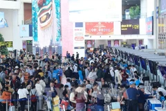 Пассажиры проходят регистрацию в терминале T1 международного аэропорта Нойбай. Фото: ВИА.