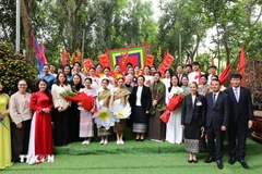 Супруга Нго Фыонг Ли и супруга Нали Сисулит вручают цветы студентам Университета Хоалы. Фото: ВИА.