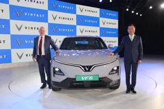 Господин Фам Шань Чау, генеральный директор VinFast по Азии, и господин Винсент Джон Пендлбери, главный инженер моделей VF 6/7, рядом с электровнедорожником VF 6 на церемонии. (Фото: ВИА)