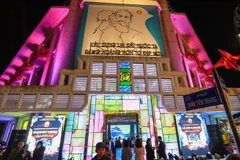 По адресу 93 Диньтиенхоанг, квартал Хоанкием, город Ханой, официально открылась для публики цифровая выставка «Сияющий Ханой – Свет и наследие». Фото: ВИА.