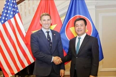 Министр промышленности и торговли Нгуен Хонг Зиен провёл рабочую встречу с заместителем государственного секретаря США Джейкобом Хелбергом. Фото: Vietnam+.