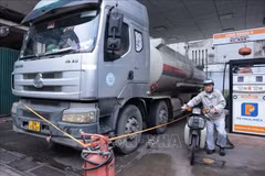 Поставка топлива на одной из АЗС в Ханое для удовлетворения рыночного спроса. 8 марта, утро (Фото: ВИА) 
